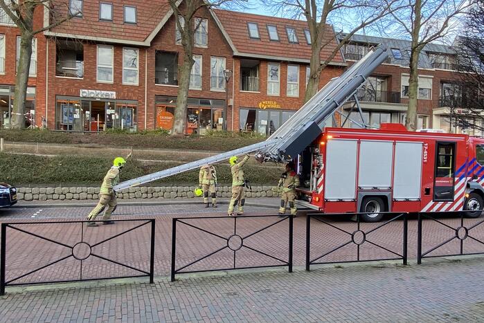 Voetpad afgesloten door losgeraakte dakpannen