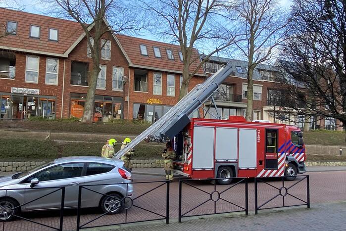 Voetpad afgesloten door losgeraakte dakpannen