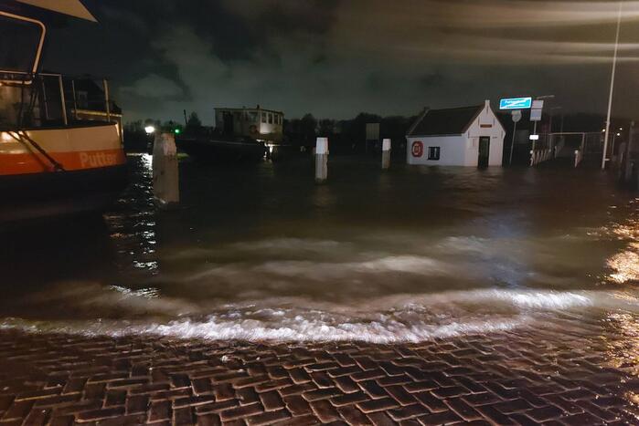 Hoogwater zorgt voor onbereikbare straten