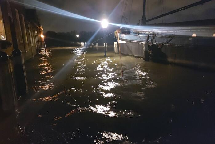 Hoogwater zorgt voor onbereikbare straten