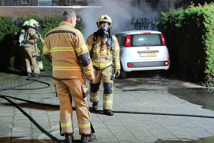 Rookontwikkeling vanwege brand in personenauto