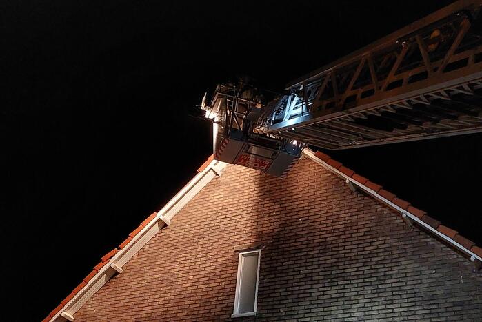 Loshangende dakpannen verwijderd door brandweer