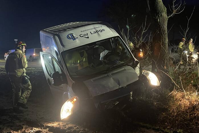 Automobiliste gewond bij botsing met bestelbus