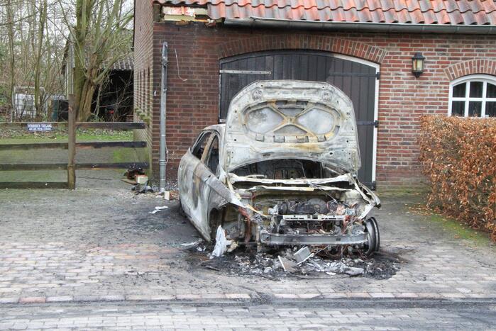 Autobrand op oprit van woning