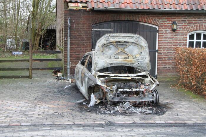 Autobrand op oprit van woning