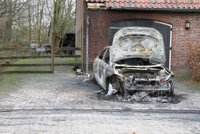 Autobrand op oprit van woning