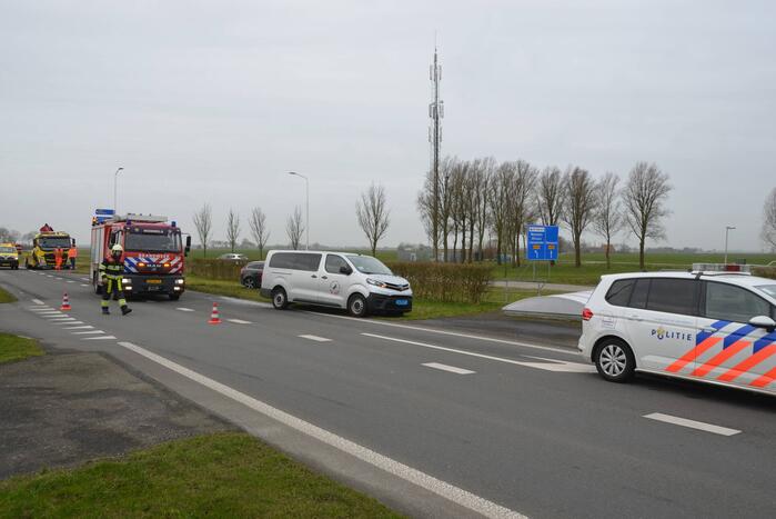 Taxibus in de flank aangereden