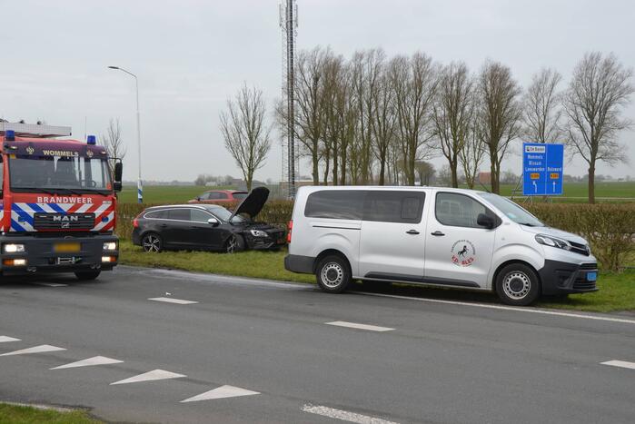 Taxibus in de flank aangereden