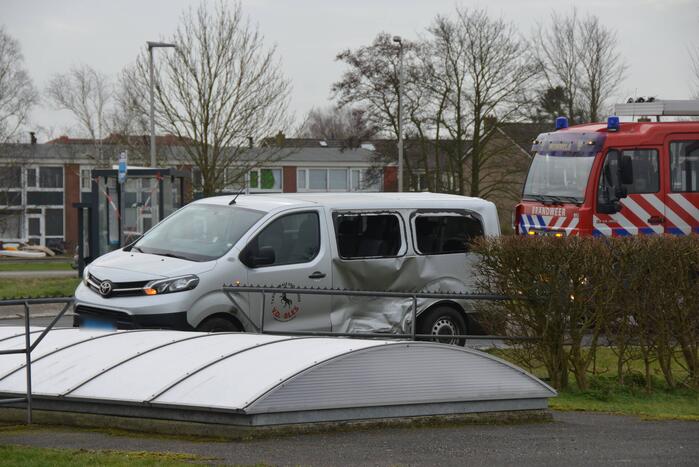 Taxibus in de flank aangereden
