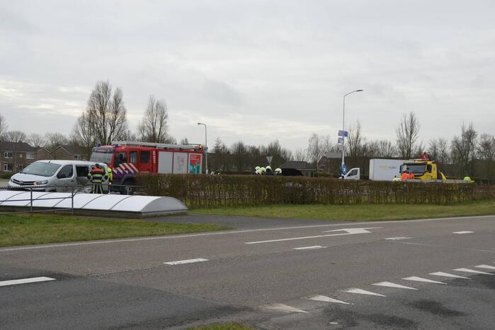 Taxibus in de flank aangereden