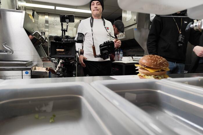 Opnames snackinfluencer Eke Bosman van McDonalds palindroomburger 22022022