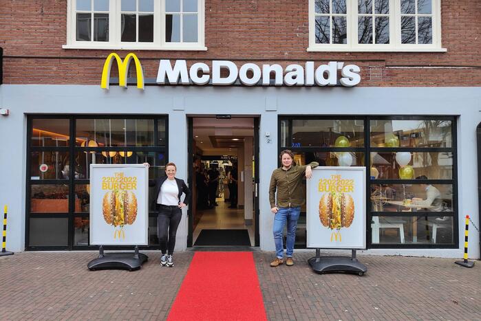 Opnames snackinfluencer Eke Bosman van McDonalds palindroomburger 22022022