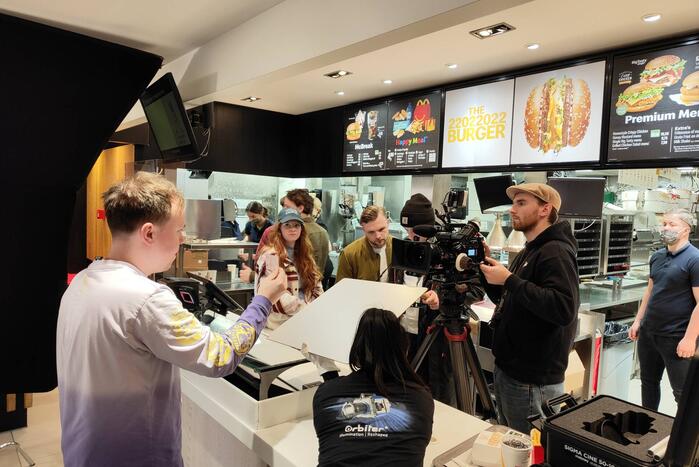 Opnames snackinfluencer Eke Bosman van McDonalds palindroomburger 22022022