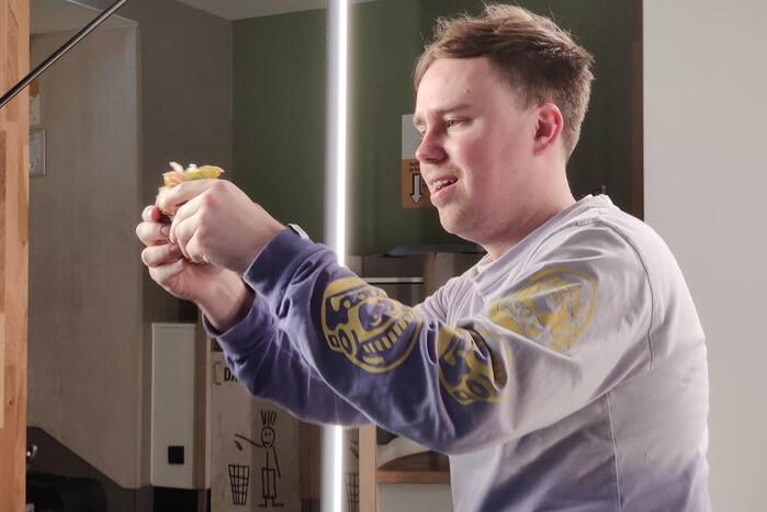 Opnames snackinfluencer Eke Bosman van McDonalds palindroomburger 22022022