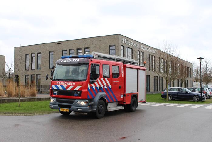 Platen ventilatiesysteem op dak van schoolgebouw waaien los
