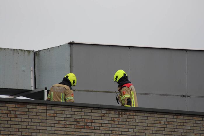 Platen ventilatiesysteem op dak van schoolgebouw waaien los
