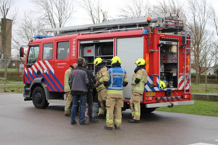 Platen ventilatiesysteem op dak van schoolgebouw waaien los