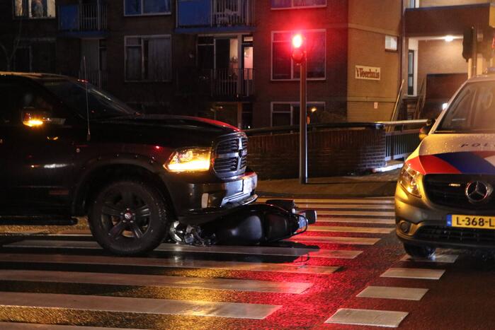 Scooter belandt onder pick-up na ongeval