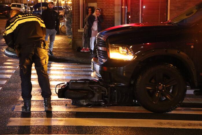 Scooter belandt onder pick-up na ongeval