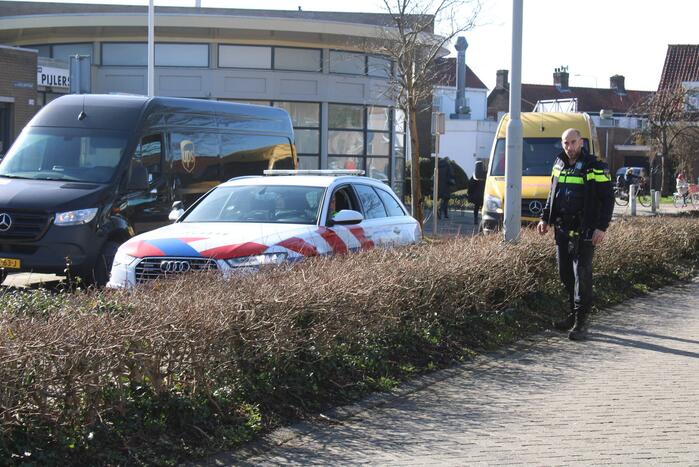 Bestuurder lesmotor knalt op geparkeerde auto