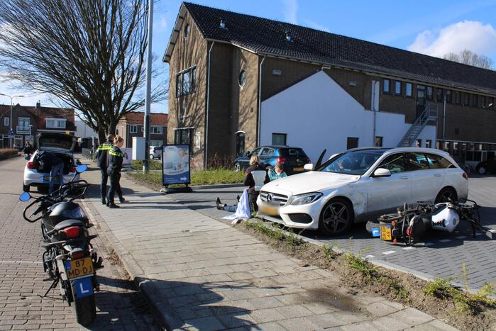 Bestuurder lesmotor knalt op geparkeerde auto