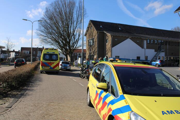 Bestuurder lesmotor knalt op geparkeerde auto