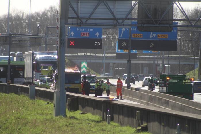 Velsertunnel dicht door botsing met vier voertuigen