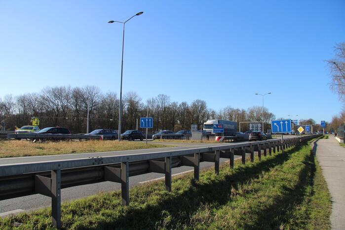 Velsertunnel dicht door botsing met vier voertuigen