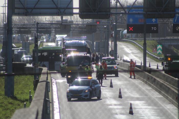 Velsertunnel dicht door botsing met vier voertuigen