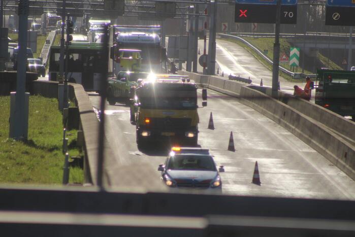 Velsertunnel dicht door botsing met vier voertuigen