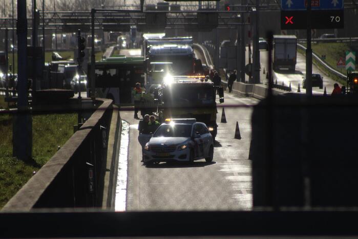 Velsertunnel dicht door botsing met vier voertuigen