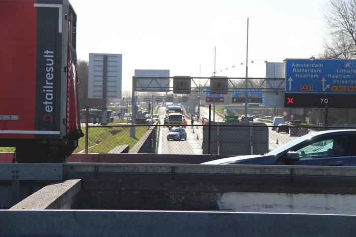Velsertunnel dicht door botsing met vier voertuigen