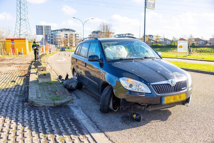 Automobilist botst met auto tegen betonblok in Nieuwland
