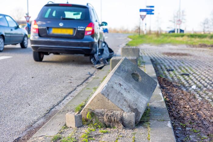 Automobilist botst met auto tegen betonblok in Nieuwland