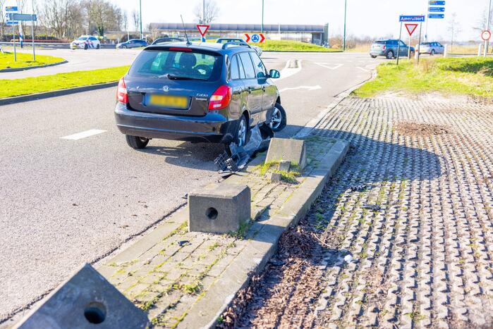 Automobilist botst met auto tegen betonblok in Nieuwland