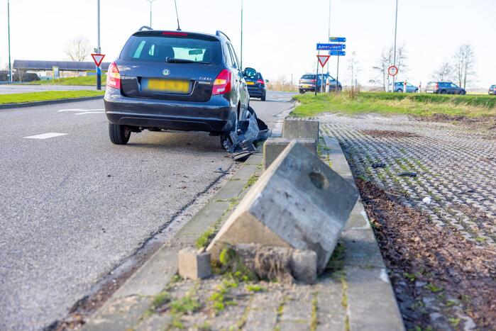 Automobilist botst met auto tegen betonblok in Nieuwland