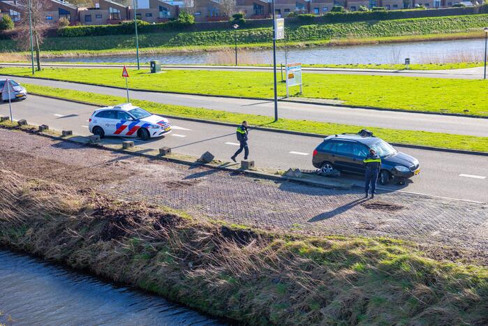 Automobilist botst met auto tegen betonblok in Nieuwland