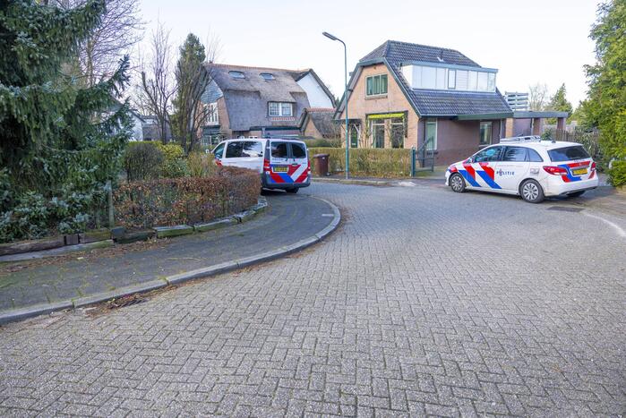 Politie en recherche doen onderzoek naar melding van woningoverval