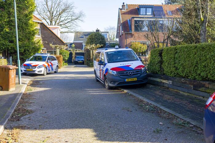 Politie en recherche doen onderzoek naar melding van woningoverval
