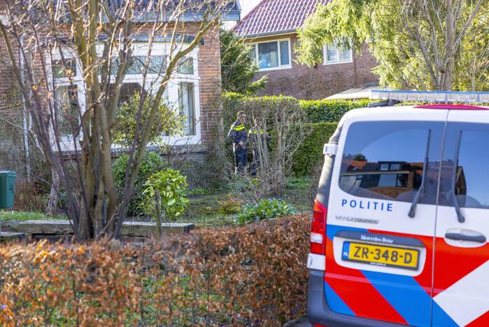 Politie en recherche doen onderzoek naar melding van woningoverval
