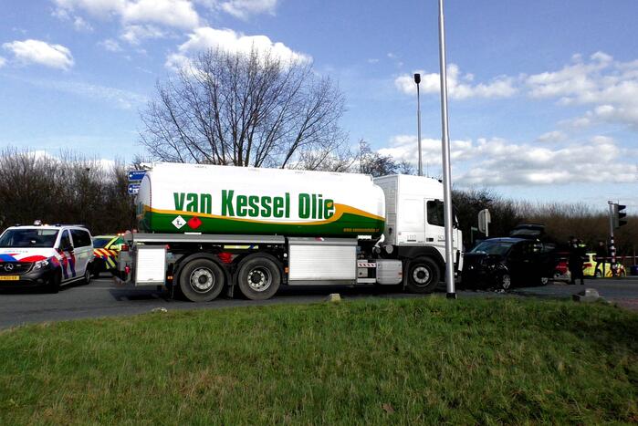 Automobiliste botst frontaal op vrachtwagen