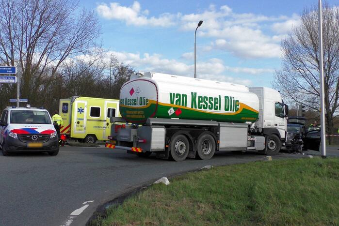 Automobiliste botst frontaal op vrachtwagen