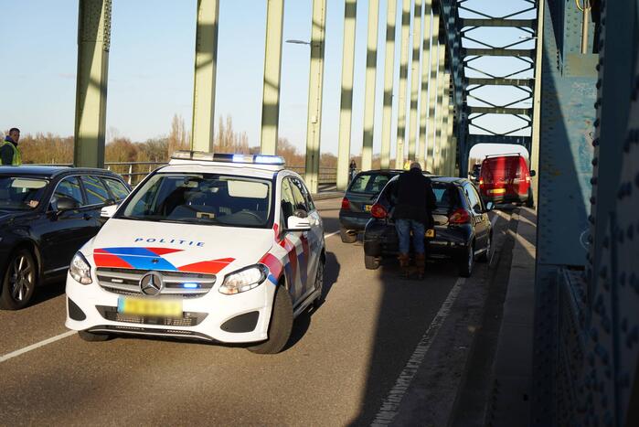 Drie auto's betrokken bij kop-staart botsing op IJsselbrug
