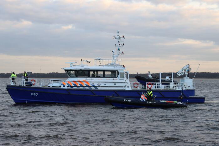 Grote zoekactie op Gooimeer na omslaan vissersboot