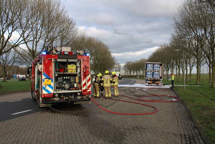 Oplegger met zeecontainer vliegt in brand op verzorgingsplaats