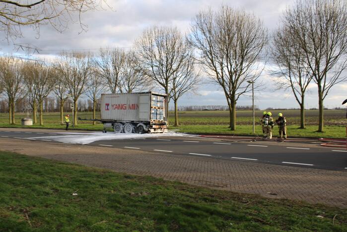 Oplegger met zeecontainer vliegt in brand op verzorgingsplaats