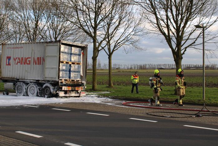 Oplegger met zeecontainer vliegt in brand op verzorgingsplaats