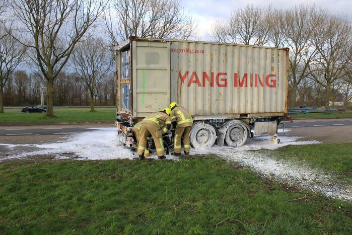 Oplegger met zeecontainer vliegt in brand op verzorgingsplaats