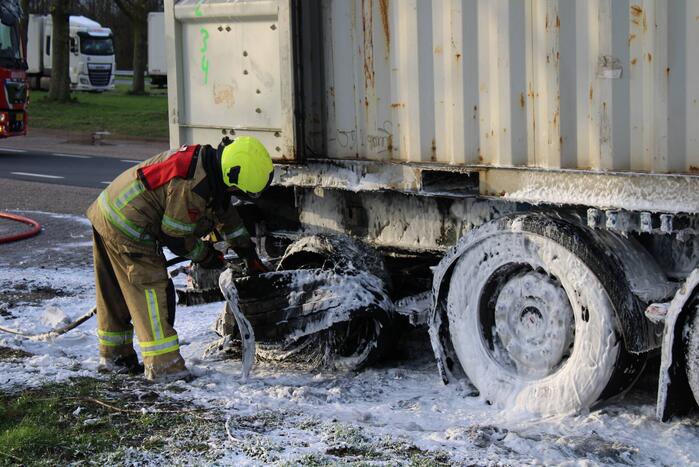 Oplegger met zeecontainer vliegt in brand op verzorgingsplaats