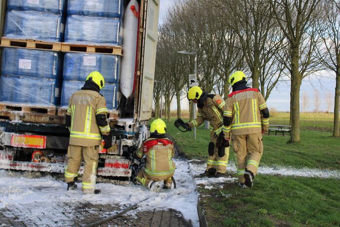 Oplegger met zeecontainer vliegt in brand op verzorgingsplaats